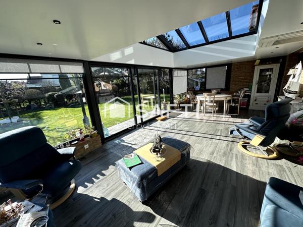 Maison pleine de cachet avec spacieuse véranda.