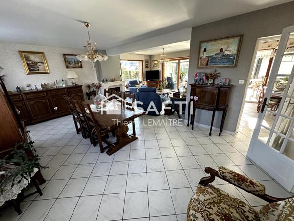 Maison pleine de cachet avec spacieuse véranda.