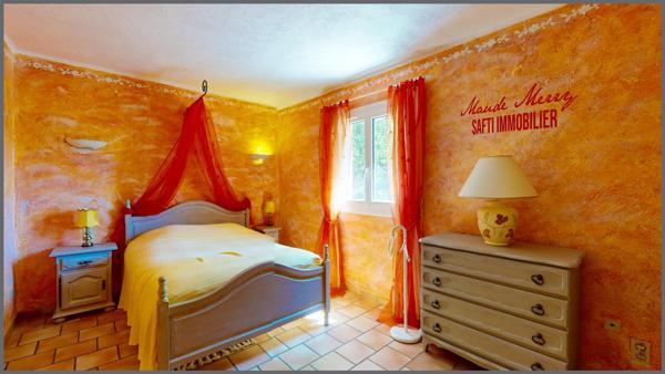 Villa individuelle de plain-pied de 115 m2 - 2 chambres + un bureau - studio indépendant (à terminer) de 23 m2 - garage indépendant de 15 m2 - piscine et terrain de 1000 m2 plat et clôturé