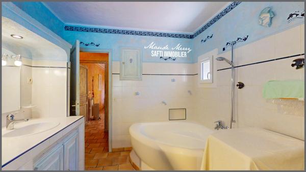 Villa individuelle de plain-pied de 115 m2 - 2 chambres + un bureau - studio indépendant (à terminer) de 23 m2 - garage indépendant de 15 m2 - piscine et terrain de 1000 m2 plat et clôturé