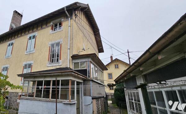 Lot de 2 logements avec dépendances et terrain
