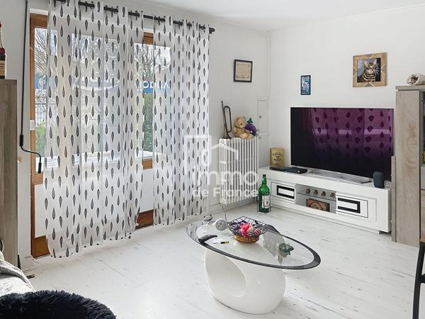 Maison mitoyenne 2 chambres  Centre bourg, proche gare, écoles et commerces