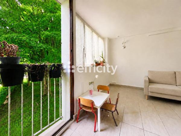 Appartement
         5 pièces
        - 82 m² 297 000 € *