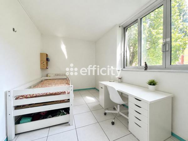 Appartement
         5 pièces
        - 82 m² 297 000 € *