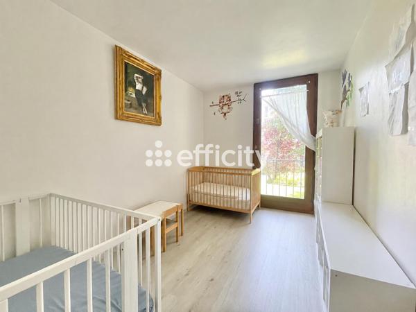 Appartement
         5 pièces
        - 82 m² 297 000 € *