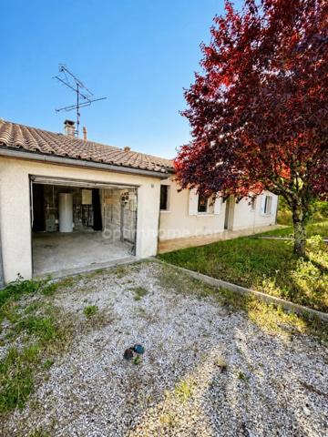 🏡 Maison de plain-pied 137 m² – 3 chambres – Véranda – Garage – Terrain clos de 620 m² 🌳 à Ruelle