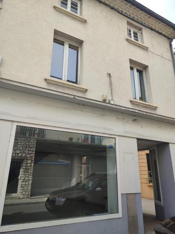 Immeuble avec appartements refaits à neuf loués