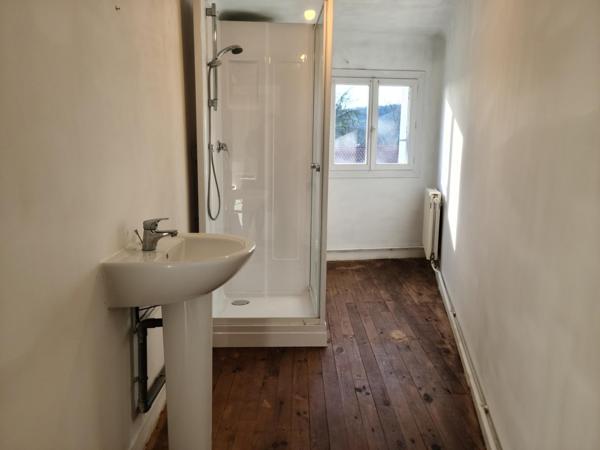 Maison 5 pièces, garage, buanderie-atelier, jardin.