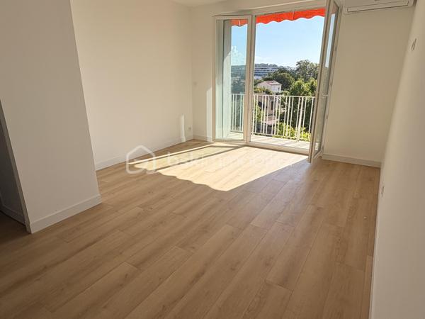 Venez découvrir cet appartement de type 4 ,
Comprenant une belle pièce de vie donnant sur balcon et ouverte sur la cuisine . 3 chambres , salle d'eau et wc
L'appartement vient d'etre entièrement rénové et la climatisation vient d'etre installé .
Double exposition sud est /nord ouest
Place de parking privative et cave
L'immeuble ne dispose pas d'ascenceur