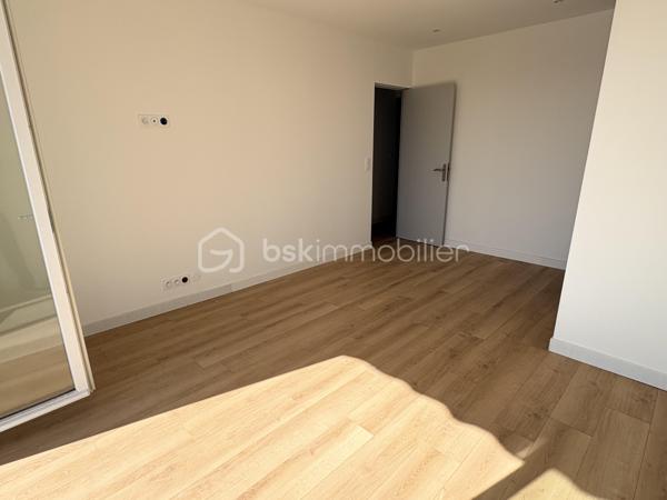 Venez découvrir cet appartement de type 4 ,
Comprenant une belle pièce de vie donnant sur balcon et ouverte sur la cuisine . 3 chambres , salle d'eau et wc
L'appartement vient d'etre entièrement rénové et la climatisation vient d'etre installé .
Double exposition sud est /nord ouest
Place de parking privative et cave
L'immeuble ne dispose pas d'ascenceur