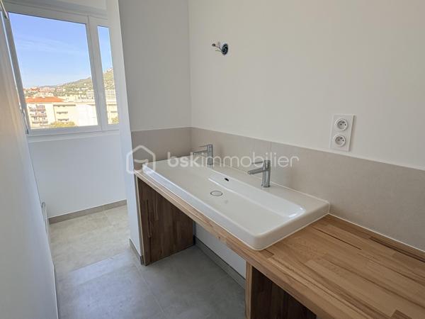 Venez découvrir cet appartement de type 4 ,
Comprenant une belle pièce de vie donnant sur balcon et ouverte sur la cuisine . 3 chambres , salle d'eau et wc
L'appartement vient d'etre entièrement rénové et la climatisation vient d'etre installé .
Double exposition sud est /nord ouest
Place de parking privative et cave
L'immeuble ne dispose pas d'ascenceur