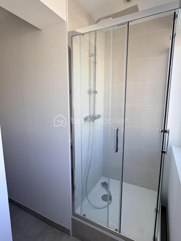 Venez découvrir cet appartement de type 4 ,
Comprenant une belle pièce de vie donnant sur balcon et ouverte sur la cuisine . 3 chambres , salle d'eau et wc
L'appartement vient d'etre entièrement rénové et la climatisation vient d'etre installé .
Double exposition sud est /nord ouest
Place de parking privative et cave
L'immeuble ne dispose pas d'ascenceur
