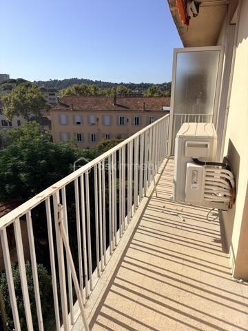 Venez découvrir cet appartement de type 4 ,
Comprenant une belle pièce de vie donnant sur balcon et ouverte sur la cuisine . 3 chambres , salle d'eau et wc
L'appartement vient d'etre entièrement rénové et la climatisation vient d'etre installé .
Double exposition sud est /nord ouest
Place de parking privative et cave
L'immeuble ne dispose pas d'ascenceur