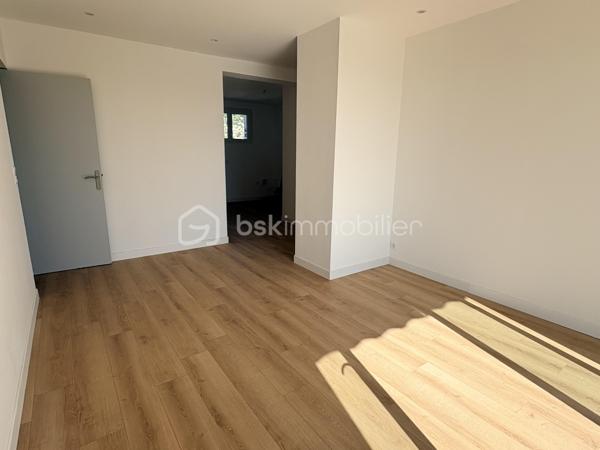 Venez découvrir cet appartement de type 4 ,
Comprenant une belle pièce de vie donnant sur balcon et ouverte sur la cuisine . 3 chambres , salle d'eau et wc
L'appartement vient d'etre entièrement rénové et la climatisation vient d'etre installé .
Double exposition sud est /nord ouest
Place de parking privative et cave
L'immeuble ne dispose pas d'ascenceur
