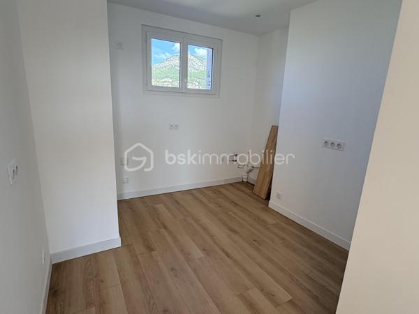Venez découvrir cet appartement de type 4 ,
Comprenant une belle pièce de vie donnant sur balcon et ouverte sur la cuisine . 3 chambres , salle d'eau et wc
L'appartement vient d'etre entièrement rénové et la climatisation vient d'etre installé .
Double exposition sud est /nord ouest
Place de parking privative et cave
L'immeuble ne dispose pas d'ascenceur