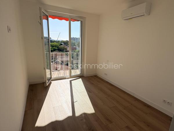 Venez découvrir cet appartement de type 4 ,
Comprenant une belle pièce de vie donnant sur balcon et ouverte sur la cuisine . 3 chambres , salle d'eau et wc
L'appartement vient d'etre entièrement rénové et la climatisation vient d'etre installé .
Double exposition sud est /nord ouest
Place de parking privative et cave
L'immeuble ne dispose pas d'ascenceur
