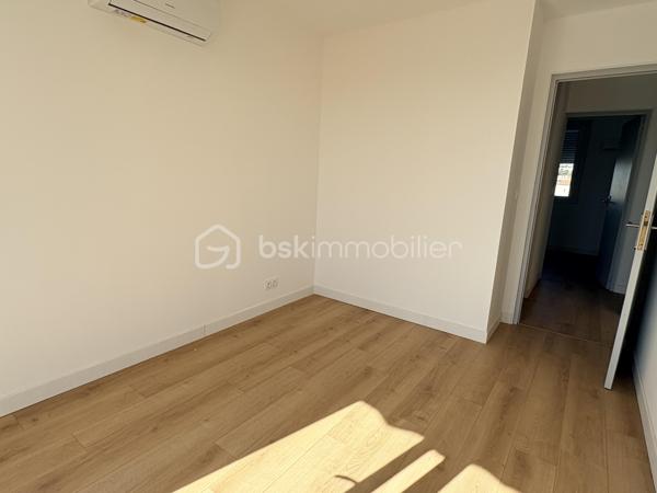 Venez découvrir cet appartement de type 4 ,
Comprenant une belle pièce de vie donnant sur balcon et ouverte sur la cuisine . 3 chambres , salle d'eau et wc
L'appartement vient d'etre entièrement rénové et la climatisation vient d'etre installé .
Double exposition sud est /nord ouest
Place de parking privative et cave
L'immeuble ne dispose pas d'ascenceur