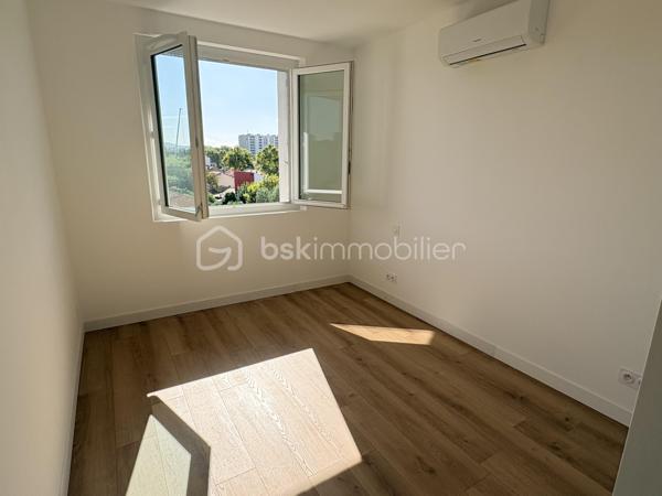 Venez découvrir cet appartement de type 4 ,
Comprenant une belle pièce de vie donnant sur balcon et ouverte sur la cuisine . 3 chambres , salle d'eau et wc
L'appartement vient d'etre entièrement rénové et la climatisation vient d'etre installé .
Double exposition sud est /nord ouest
Place de parking privative et cave
L'immeuble ne dispose pas d'ascenceur