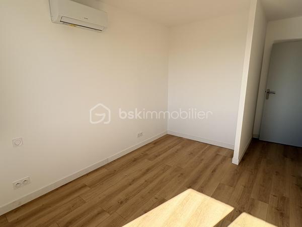 Venez découvrir cet appartement de type 4 ,
Comprenant une belle pièce de vie donnant sur balcon et ouverte sur la cuisine . 3 chambres , salle d'eau et wc
L'appartement vient d'etre entièrement rénové et la climatisation vient d'etre installé .
Double exposition sud est /nord ouest
Place de parking privative et cave
L'immeuble ne dispose pas d'ascenceur