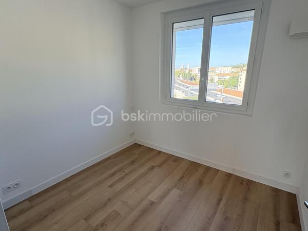Venez découvrir cet appartement de type 4 ,
Comprenant une belle pièce de vie donnant sur balcon et ouverte sur la cuisine . 3 chambres , salle d'eau et wc
L'appartement vient d'etre entièrement rénové et la climatisation vient d'etre installé .
Double exposition sud est /nord ouest
Place de parking privative et cave
L'immeuble ne dispose pas d'ascenceur