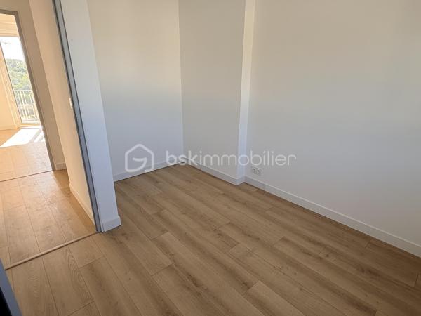 Venez découvrir cet appartement de type 4 ,
Comprenant une belle pièce de vie donnant sur balcon et ouverte sur la cuisine . 3 chambres , salle d'eau et wc
L'appartement vient d'etre entièrement rénové et la climatisation vient d'etre installé .
Double exposition sud est /nord ouest
Place de parking privative et cave
L'immeuble ne dispose pas d'ascenceur