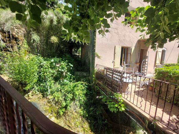 ancien moulin en pierre avec garage et jardin