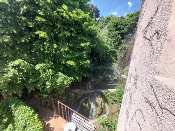ancien moulin en pierre avec garage et jardin