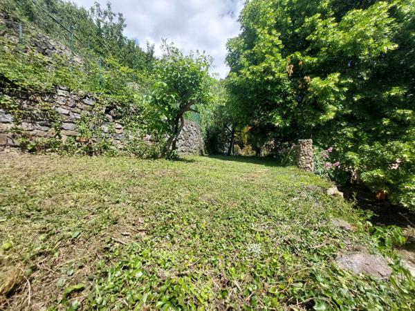 ancien moulin en pierre avec garage et jardin