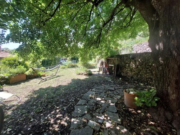 ancien moulin en pierre avec garage et jardin