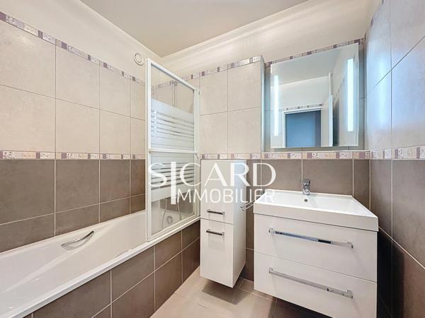 Appartement rénové, étage élevé, vue Seine - Paris 15