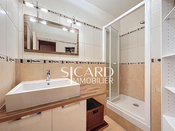Appartement rénové, étage élevé, vue Seine - Paris 15