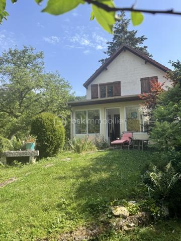 Opportunité d'Investissement à Orsay (RER B Guichet) : 

Idéalement située à Orsay, dans un quartier pavillonnaire  à proximité immédiate du RER B Guichet,  de la faculté d’Orsay et du plateau de Saclay, cette maison individuelle de 140 m² sur un terrain de 500 m² représente une opportunité rare pour les investisseurs. 

Configuration Idéale pour la Colocation 

* Rez-de-chaussée : Un séjour convivial d'environ 14 m², une cuisine équipée et une vaste véranda. Deux chambres d'environ 10 m² chacune et une salle d'eau avec WC complètent ce niveau.
* 1er Étage : Quatre chambres supplémentaires (entre 9 et 10 m²) sont disponibles, accompagnées d'une salle de bain et d'un WC séparé.
* Sous-sol total aménagé : Un atout majeur pour l'investissement, avec un studio indépendant de 13 m²comprenant une kitchenette et sa propre salle d'eau avec WC. Ce studio peut être loué séparément ou intégré à une colocation élargie.
Avec un total de 6 chambres indépendantes (hors studio), cette maison est parfaitement configurée pour la colocation étudiante ou jeune actif, un marché à forte demande dans la région. Le studio indépendant offre également une source de revenu supplémentaire ou une solution flexible pour la gestion locative.
Atouts Complémentaires pour l'Investisseur
* Terrain arboré de 500 m² : Un extérieur agréable qui ajoute à l'attractivité locative.
* Garage : Un espace de stationnement valorisant pour les locataires.
* Proximité RER B Guichet : Un accès rapide à Paris et aux pôles universitaires et technologiques (Paris-Saclay), assurant une forte demande locative.
* Quelques travaux de rafraîchissement à prévoir : Permettent une personnalisation et une optimisation du bien pour en augmenter la valeur locative et la rentabilité.
Cette maison offre un excellent potentiel  grâce à sa capacité d'accueil.  Ne manquez pas cette chance d'acquérir un bien avec un retour sur investissement prometteur dans un secteur prisé.