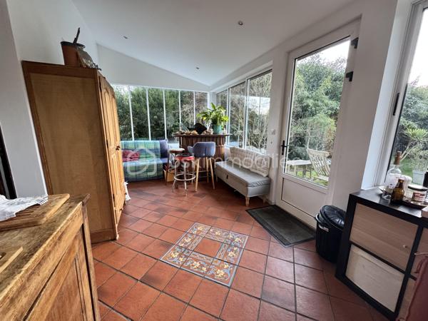 Opportunité d'Investissement à Orsay (RER B Guichet) : 

Idéalement située à Orsay, dans un quartier pavillonnaire  à proximité immédiate du RER B Guichet,  de la faculté d’Orsay et du plateau de Saclay, cette maison individuelle de 140 m² sur un terrain de 500 m² représente une opportunité rare pour les investisseurs. 

Configuration Idéale pour la Colocation 

* Rez-de-chaussée : Un séjour convivial d'environ 14 m², une cuisine équipée et une vaste véranda. Deux chambres d'environ 10 m² chacune et une salle d'eau avec WC complètent ce niveau.
* 1er Étage : Quatre chambres supplémentaires (entre 9 et 10 m²) sont disponibles, accompagnées d'une salle de bain et d'un WC séparé.
* Sous-sol total aménagé : Un atout majeur pour l'investissement, avec un studio indépendant de 13 m²comprenant une kitchenette et sa propre salle d'eau avec WC. Ce studio peut être loué séparément ou intégré à une colocation élargie.
Avec un total de 6 chambres indépendantes (hors studio), cette maison est parfaitement configurée pour la colocation étudiante ou jeune actif, un marché à forte demande dans la région. Le studio indépendant offre également une source de revenu supplémentaire ou une solution flexible pour la gestion locative.
Atouts Complémentaires pour l'Investisseur
* Terrain arboré de 500 m² : Un extérieur agréable qui ajoute à l'attractivité locative.
* Garage : Un espace de stationnement valorisant pour les locataires.
* Proximité RER B Guichet : Un accès rapide à Paris et aux pôles universitaires et technologiques (Paris-Saclay), assurant une forte demande locative.
* Quelques travaux de rafraîchissement à prévoir : Permettent une personnalisation et une optimisation du bien pour en augmenter la valeur locative et la rentabilité.
Cette maison offre un excellent potentiel  grâce à sa capacité d'accueil.  Ne manquez pas cette chance d'acquérir un bien avec un retour sur investissement prometteur dans un secteur prisé.