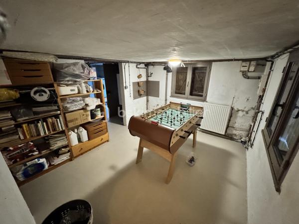 Opportunité d'Investissement à Orsay (RER B Guichet) : 

Idéalement située à Orsay, dans un quartier pavillonnaire  à proximité immédiate du RER B Guichet,  de la faculté d’Orsay et du plateau de Saclay, cette maison individuelle de 140 m² sur un terrain de 500 m² représente une opportunité rare pour les investisseurs. 

Configuration Idéale pour la Colocation 

* Rez-de-chaussée : Un séjour convivial d'environ 14 m², une cuisine équipée et une vaste véranda. Deux chambres d'environ 10 m² chacune et une salle d'eau avec WC complètent ce niveau.
* 1er Étage : Quatre chambres supplémentaires (entre 9 et 10 m²) sont disponibles, accompagnées d'une salle de bain et d'un WC séparé.
* Sous-sol total aménagé : Un atout majeur pour l'investissement, avec un studio indépendant de 13 m²comprenant une kitchenette et sa propre salle d'eau avec WC. Ce studio peut être loué séparément ou intégré à une colocation élargie.
Avec un total de 6 chambres indépendantes (hors studio), cette maison est parfaitement configurée pour la colocation étudiante ou jeune actif, un marché à forte demande dans la région. Le studio indépendant offre également une source de revenu supplémentaire ou une solution flexible pour la gestion locative.
Atouts Complémentaires pour l'Investisseur
* Terrain arboré de 500 m² : Un extérieur agréable qui ajoute à l'attractivité locative.
* Garage : Un espace de stationnement valorisant pour les locataires.
* Proximité RER B Guichet : Un accès rapide à Paris et aux pôles universitaires et technologiques (Paris-Saclay), assurant une forte demande locative.
* Quelques travaux de rafraîchissement à prévoir : Permettent une personnalisation et une optimisation du bien pour en augmenter la valeur locative et la rentabilité.
Cette maison offre un excellent potentiel  grâce à sa capacité d'accueil.  Ne manquez pas cette chance d'acquérir un bien avec un retour sur investissement prometteur dans un secteur prisé.