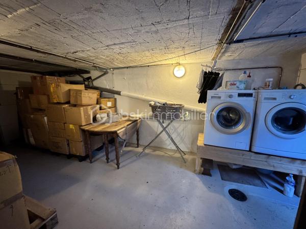 Opportunité d'Investissement à Orsay (RER B Guichet) : 

Idéalement située à Orsay, dans un quartier pavillonnaire  à proximité immédiate du RER B Guichet,  de la faculté d’Orsay et du plateau de Saclay, cette maison individuelle de 140 m² sur un terrain de 500 m² représente une opportunité rare pour les investisseurs. 

Configuration Idéale pour la Colocation 

* Rez-de-chaussée : Un séjour convivial d'environ 14 m², une cuisine équipée et une vaste véranda. Deux chambres d'environ 10 m² chacune et une salle d'eau avec WC complètent ce niveau.
* 1er Étage : Quatre chambres supplémentaires (entre 9 et 10 m²) sont disponibles, accompagnées d'une salle de bain et d'un WC séparé.
* Sous-sol total aménagé : Un atout majeur pour l'investissement, avec un studio indépendant de 13 m²comprenant une kitchenette et sa propre salle d'eau avec WC. Ce studio peut être loué séparément ou intégré à une colocation élargie.
Avec un total de 6 chambres indépendantes (hors studio), cette maison est parfaitement configurée pour la colocation étudiante ou jeune actif, un marché à forte demande dans la région. Le studio indépendant offre également une source de revenu supplémentaire ou une solution flexible pour la gestion locative.
Atouts Complémentaires pour l'Investisseur
* Terrain arboré de 500 m² : Un extérieur agréable qui ajoute à l'attractivité locative.
* Garage : Un espace de stationnement valorisant pour les locataires.
* Proximité RER B Guichet : Un accès rapide à Paris et aux pôles universitaires et technologiques (Paris-Saclay), assurant une forte demande locative.
* Quelques travaux de rafraîchissement à prévoir : Permettent une personnalisation et une optimisation du bien pour en augmenter la valeur locative et la rentabilité.
Cette maison offre un excellent potentiel  grâce à sa capacité d'accueil.  Ne manquez pas cette chance d'acquérir un bien avec un retour sur investissement prometteur dans un secteur prisé.