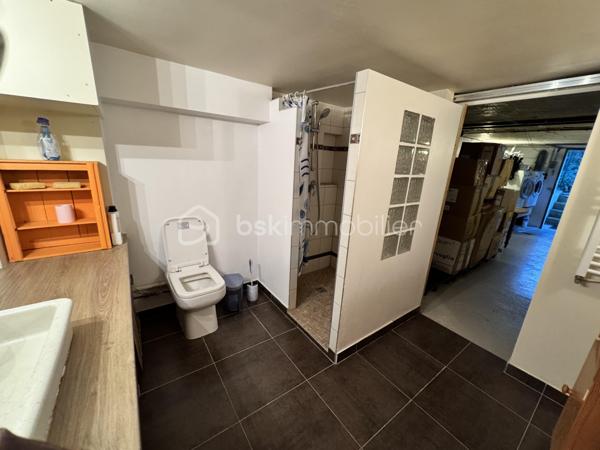 Opportunité d'Investissement à Orsay (RER B Guichet) : 

Idéalement située à Orsay, dans un quartier pavillonnaire  à proximité immédiate du RER B Guichet,  de la faculté d’Orsay et du plateau de Saclay, cette maison individuelle de 140 m² sur un terrain de 500 m² représente une opportunité rare pour les investisseurs. 

Configuration Idéale pour la Colocation 

* Rez-de-chaussée : Un séjour convivial d'environ 14 m², une cuisine équipée et une vaste véranda. Deux chambres d'environ 10 m² chacune et une salle d'eau avec WC complètent ce niveau.
* 1er Étage : Quatre chambres supplémentaires (entre 9 et 10 m²) sont disponibles, accompagnées d'une salle de bain et d'un WC séparé.
* Sous-sol total aménagé : Un atout majeur pour l'investissement, avec un studio indépendant de 13 m²comprenant une kitchenette et sa propre salle d'eau avec WC. Ce studio peut être loué séparément ou intégré à une colocation élargie.
Avec un total de 6 chambres indépendantes (hors studio), cette maison est parfaitement configurée pour la colocation étudiante ou jeune actif, un marché à forte demande dans la région. Le studio indépendant offre également une source de revenu supplémentaire ou une solution flexible pour la gestion locative.
Atouts Complémentaires pour l'Investisseur
* Terrain arboré de 500 m² : Un extérieur agréable qui ajoute à l'attractivité locative.
* Garage : Un espace de stationnement valorisant pour les locataires.
* Proximité RER B Guichet : Un accès rapide à Paris et aux pôles universitaires et technologiques (Paris-Saclay), assurant une forte demande locative.
* Quelques travaux de rafraîchissement à prévoir : Permettent une personnalisation et une optimisation du bien pour en augmenter la valeur locative et la rentabilité.
Cette maison offre un excellent potentiel  grâce à sa capacité d'accueil.  Ne manquez pas cette chance d'acquérir un bien avec un retour sur investissement prometteur dans un secteur prisé.
