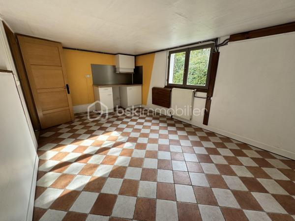 Opportunité d'Investissement à Orsay (RER B Guichet) : 

Idéalement située à Orsay, dans un quartier pavillonnaire  à proximité immédiate du RER B Guichet,  de la faculté d’Orsay et du plateau de Saclay, cette maison individuelle de 140 m² sur un terrain de 500 m² représente une opportunité rare pour les investisseurs. 

Configuration Idéale pour la Colocation 

* Rez-de-chaussée : Un séjour convivial d'environ 14 m², une cuisine équipée et une vaste véranda. Deux chambres d'environ 10 m² chacune et une salle d'eau avec WC complètent ce niveau.
* 1er Étage : Quatre chambres supplémentaires (entre 9 et 10 m²) sont disponibles, accompagnées d'une salle de bain et d'un WC séparé.
* Sous-sol total aménagé : Un atout majeur pour l'investissement, avec un studio indépendant de 13 m²comprenant une kitchenette et sa propre salle d'eau avec WC. Ce studio peut être loué séparément ou intégré à une colocation élargie.
Avec un total de 6 chambres indépendantes (hors studio), cette maison est parfaitement configurée pour la colocation étudiante ou jeune actif, un marché à forte demande dans la région. Le studio indépendant offre également une source de revenu supplémentaire ou une solution flexible pour la gestion locative.
Atouts Complémentaires pour l'Investisseur
* Terrain arboré de 500 m² : Un extérieur agréable qui ajoute à l'attractivité locative.
* Garage : Un espace de stationnement valorisant pour les locataires.
* Proximité RER B Guichet : Un accès rapide à Paris et aux pôles universitaires et technologiques (Paris-Saclay), assurant une forte demande locative.
* Quelques travaux de rafraîchissement à prévoir : Permettent une personnalisation et une optimisation du bien pour en augmenter la valeur locative et la rentabilité.
Cette maison offre un excellent potentiel  grâce à sa capacité d'accueil.  Ne manquez pas cette chance d'acquérir un bien avec un retour sur investissement prometteur dans un secteur prisé.