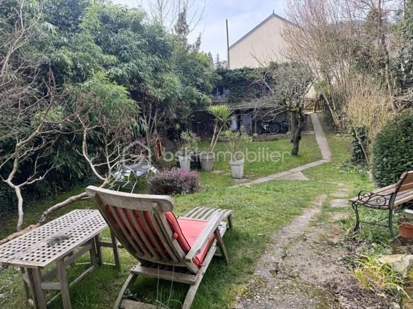 Opportunité d'Investissement à Orsay (RER B Guichet) : 

Idéalement située à Orsay, dans un quartier pavillonnaire  à proximité immédiate du RER B Guichet,  de la faculté d’Orsay et du plateau de Saclay, cette maison individuelle de 140 m² sur un terrain de 500 m² représente une opportunité rare pour les investisseurs. 

Configuration Idéale pour la Colocation 

* Rez-de-chaussée : Un séjour convivial d'environ 14 m², une cuisine équipée et une vaste véranda. Deux chambres d'environ 10 m² chacune et une salle d'eau avec WC complètent ce niveau.
* 1er Étage : Quatre chambres supplémentaires (entre 9 et 10 m²) sont disponibles, accompagnées d'une salle de bain et d'un WC séparé.
* Sous-sol total aménagé : Un atout majeur pour l'investissement, avec un studio indépendant de 13 m²comprenant une kitchenette et sa propre salle d'eau avec WC. Ce studio peut être loué séparément ou intégré à une colocation élargie.
Avec un total de 6 chambres indépendantes (hors studio), cette maison est parfaitement configurée pour la colocation étudiante ou jeune actif, un marché à forte demande dans la région. Le studio indépendant offre également une source de revenu supplémentaire ou une solution flexible pour la gestion locative.
Atouts Complémentaires pour l'Investisseur
* Terrain arboré de 500 m² : Un extérieur agréable qui ajoute à l'attractivité locative.
* Garage : Un espace de stationnement valorisant pour les locataires.
* Proximité RER B Guichet : Un accès rapide à Paris et aux pôles universitaires et technologiques (Paris-Saclay), assurant une forte demande locative.
* Quelques travaux de rafraîchissement à prévoir : Permettent une personnalisation et une optimisation du bien pour en augmenter la valeur locative et la rentabilité.
Cette maison offre un excellent potentiel  grâce à sa capacité d'accueil.  Ne manquez pas cette chance d'acquérir un bien avec un retour sur investissement prometteur dans un secteur prisé.