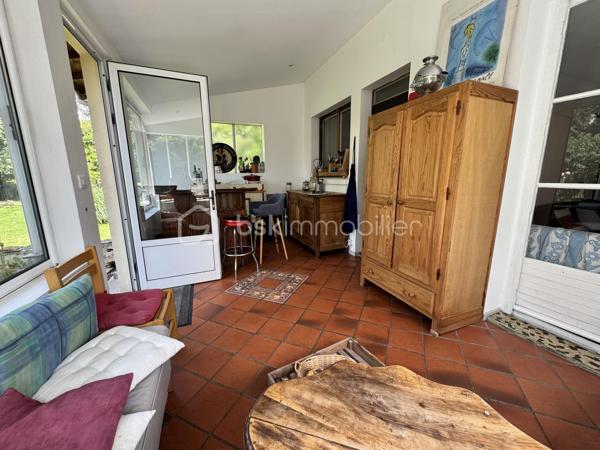 Opportunité d'Investissement à Orsay (RER B Guichet) : 

Idéalement située à Orsay, dans un quartier pavillonnaire  à proximité immédiate du RER B Guichet,  de la faculté d’Orsay et du plateau de Saclay, cette maison individuelle de 140 m² sur un terrain de 500 m² représente une opportunité rare pour les investisseurs. 

Configuration Idéale pour la Colocation 

* Rez-de-chaussée : Un séjour convivial d'environ 14 m², une cuisine équipée et une vaste véranda. Deux chambres d'environ 10 m² chacune et une salle d'eau avec WC complètent ce niveau.
* 1er Étage : Quatre chambres supplémentaires (entre 9 et 10 m²) sont disponibles, accompagnées d'une salle de bain et d'un WC séparé.
* Sous-sol total aménagé : Un atout majeur pour l'investissement, avec un studio indépendant de 13 m²comprenant une kitchenette et sa propre salle d'eau avec WC. Ce studio peut être loué séparément ou intégré à une colocation élargie.
Avec un total de 6 chambres indépendantes (hors studio), cette maison est parfaitement configurée pour la colocation étudiante ou jeune actif, un marché à forte demande dans la région. Le studio indépendant offre également une source de revenu supplémentaire ou une solution flexible pour la gestion locative.
Atouts Complémentaires pour l'Investisseur
* Terrain arboré de 500 m² : Un extérieur agréable qui ajoute à l'attractivité locative.
* Garage : Un espace de stationnement valorisant pour les locataires.
* Proximité RER B Guichet : Un accès rapide à Paris et aux pôles universitaires et technologiques (Paris-Saclay), assurant une forte demande locative.
* Quelques travaux de rafraîchissement à prévoir : Permettent une personnalisation et une optimisation du bien pour en augmenter la valeur locative et la rentabilité.
Cette maison offre un excellent potentiel  grâce à sa capacité d'accueil.  Ne manquez pas cette chance d'acquérir un bien avec un retour sur investissement prometteur dans un secteur prisé.