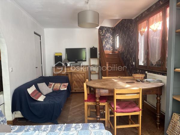 Opportunité d'Investissement à Orsay (RER B Guichet) : 

Idéalement située à Orsay, dans un quartier pavillonnaire  à proximité immédiate du RER B Guichet,  de la faculté d’Orsay et du plateau de Saclay, cette maison individuelle de 140 m² sur un terrain de 500 m² représente une opportunité rare pour les investisseurs. 

Configuration Idéale pour la Colocation 

* Rez-de-chaussée : Un séjour convivial d'environ 14 m², une cuisine équipée et une vaste véranda. Deux chambres d'environ 10 m² chacune et une salle d'eau avec WC complètent ce niveau.
* 1er Étage : Quatre chambres supplémentaires (entre 9 et 10 m²) sont disponibles, accompagnées d'une salle de bain et d'un WC séparé.
* Sous-sol total aménagé : Un atout majeur pour l'investissement, avec un studio indépendant de 13 m²comprenant une kitchenette et sa propre salle d'eau avec WC. Ce studio peut être loué séparément ou intégré à une colocation élargie.
Avec un total de 6 chambres indépendantes (hors studio), cette maison est parfaitement configurée pour la colocation étudiante ou jeune actif, un marché à forte demande dans la région. Le studio indépendant offre également une source de revenu supplémentaire ou une solution flexible pour la gestion locative.
Atouts Complémentaires pour l'Investisseur
* Terrain arboré de 500 m² : Un extérieur agréable qui ajoute à l'attractivité locative.
* Garage : Un espace de stationnement valorisant pour les locataires.
* Proximité RER B Guichet : Un accès rapide à Paris et aux pôles universitaires et technologiques (Paris-Saclay), assurant une forte demande locative.
* Quelques travaux de rafraîchissement à prévoir : Permettent une personnalisation et une optimisation du bien pour en augmenter la valeur locative et la rentabilité.
Cette maison offre un excellent potentiel  grâce à sa capacité d'accueil.  Ne manquez pas cette chance d'acquérir un bien avec un retour sur investissement prometteur dans un secteur prisé.