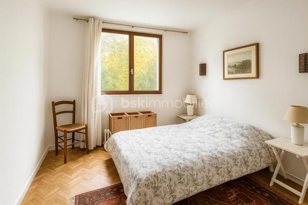Opportunité d'Investissement à Orsay (RER B Guichet) : 

Idéalement située à Orsay, dans un quartier pavillonnaire  à proximité immédiate du RER B Guichet,  de la faculté d’Orsay et du plateau de Saclay, cette maison individuelle de 140 m² sur un terrain de 500 m² représente une opportunité rare pour les investisseurs. 

Configuration Idéale pour la Colocation 

* Rez-de-chaussée : Un séjour convivial d'environ 14 m², une cuisine équipée et une vaste véranda. Deux chambres d'environ 10 m² chacune et une salle d'eau avec WC complètent ce niveau.
* 1er Étage : Quatre chambres supplémentaires (entre 9 et 10 m²) sont disponibles, accompagnées d'une salle de bain et d'un WC séparé.
* Sous-sol total aménagé : Un atout majeur pour l'investissement, avec un studio indépendant de 13 m²comprenant une kitchenette et sa propre salle d'eau avec WC. Ce studio peut être loué séparément ou intégré à une colocation élargie.
Avec un total de 6 chambres indépendantes (hors studio), cette maison est parfaitement configurée pour la colocation étudiante ou jeune actif, un marché à forte demande dans la région. Le studio indépendant offre également une source de revenu supplémentaire ou une solution flexible pour la gestion locative.
Atouts Complémentaires pour l'Investisseur
* Terrain arboré de 500 m² : Un extérieur agréable qui ajoute à l'attractivité locative.
* Garage : Un espace de stationnement valorisant pour les locataires.
* Proximité RER B Guichet : Un accès rapide à Paris et aux pôles universitaires et technologiques (Paris-Saclay), assurant une forte demande locative.
* Quelques travaux de rafraîchissement à prévoir : Permettent une personnalisation et une optimisation du bien pour en augmenter la valeur locative et la rentabilité.
Cette maison offre un excellent potentiel  grâce à sa capacité d'accueil.  Ne manquez pas cette chance d'acquérir un bien avec un retour sur investissement prometteur dans un secteur prisé.