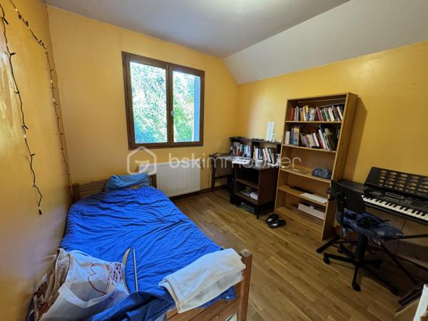 Opportunité d'Investissement à Orsay (RER B Guichet) : 

Idéalement située à Orsay, dans un quartier pavillonnaire  à proximité immédiate du RER B Guichet,  de la faculté d’Orsay et du plateau de Saclay, cette maison individuelle de 140 m² sur un terrain de 500 m² représente une opportunité rare pour les investisseurs. 

Configuration Idéale pour la Colocation 

* Rez-de-chaussée : Un séjour convivial d'environ 14 m², une cuisine équipée et une vaste véranda. Deux chambres d'environ 10 m² chacune et une salle d'eau avec WC complètent ce niveau.
* 1er Étage : Quatre chambres supplémentaires (entre 9 et 10 m²) sont disponibles, accompagnées d'une salle de bain et d'un WC séparé.
* Sous-sol total aménagé : Un atout majeur pour l'investissement, avec un studio indépendant de 13 m²comprenant une kitchenette et sa propre salle d'eau avec WC. Ce studio peut être loué séparément ou intégré à une colocation élargie.
Avec un total de 6 chambres indépendantes (hors studio), cette maison est parfaitement configurée pour la colocation étudiante ou jeune actif, un marché à forte demande dans la région. Le studio indépendant offre également une source de revenu supplémentaire ou une solution flexible pour la gestion locative.
Atouts Complémentaires pour l'Investisseur
* Terrain arboré de 500 m² : Un extérieur agréable qui ajoute à l'attractivité locative.
* Garage : Un espace de stationnement valorisant pour les locataires.
* Proximité RER B Guichet : Un accès rapide à Paris et aux pôles universitaires et technologiques (Paris-Saclay), assurant une forte demande locative.
* Quelques travaux de rafraîchissement à prévoir : Permettent une personnalisation et une optimisation du bien pour en augmenter la valeur locative et la rentabilité.
Cette maison offre un excellent potentiel  grâce à sa capacité d'accueil.  Ne manquez pas cette chance d'acquérir un bien avec un retour sur investissement prometteur dans un secteur prisé.