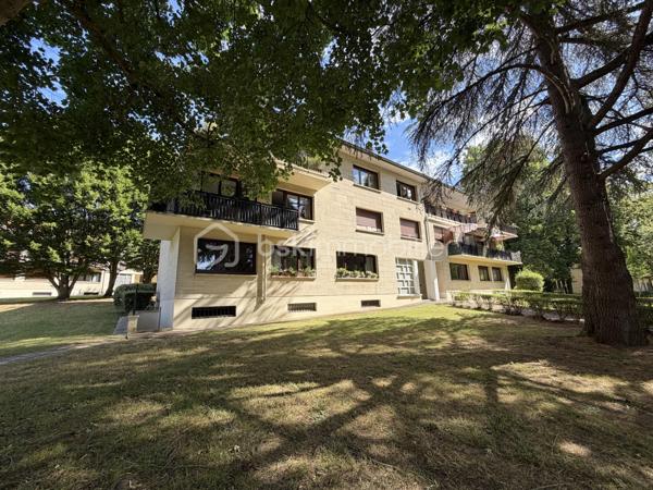 Dans l'un des cadres les plus recherchés d'Étiolles, (Résidence Les Bois du Cerf) reconnue pour son environnement verdoyant, son calme, sa qualité de vie ainsi que ses activités (Piscine, Tennis, Parc privé, Boulangerie, Golf à proximité...) venez découvrir ce charmant appartement F3 de 81m², situé au 1er étage d'une résidence parfaitement entretenue.

L'appartement se compose d'une entrée de 6m² avec placards desservant un agréable séjour lumineux de 22m², ouvrant sur un balcon de 8,5m², idéal pour profiter des beaux jours en toute tranquillité.
Vous disposerez également d'une cuisine indépendante de 8m².
L'espace nuit comprend deux grandes chambres de 15m² et 16m², une salle de bains de 6m² ainsi qu'un WC indépendant.

Vous bénéficierez également :
Un box fermé de 16m², idéal pour stationner un véhicule ou bénéficier d'un espace de rangement supplémentaire.
Une cave de 8m², parfaite pour le stockage.
Un cellier privatif de 18m², un véritable atout offrant un important volume de rangement, rare sur le secteur.

Charges de copropriété : 260€ / mois, comprenant l'entretien des parties communes et l'eau froide.
Taxe foncière : 1400€

LES BONUS :
* Double vitrage PVC
* Volets roulants électrique
* Nombreux espaces verts à proximité
* Écoles, commerces et services accessibles rapidement
* Accès rapide à la N104, l'A6 et l'A5
* À quelques minutes de la gare RER D Évry-Val de Seine
* Centre commercial Carré Sénart à moins de 15 minutes
* Proximité de la forêt de Sénart et des bords de Seine, parfaits pour les promenades et les activités de plein air.

Un bien rare sur le secteur, réunissant de beaux volumes, des annexes particulièrement recherchées et un cadre de vie privilégié. Une visite s'impose pour découvrir tout son potentiel !

Disponible 7jrs/7 n'hésitez pas à me contacter pour plus d'informations et organiser une visite.

VIDÉO DISPONIBLE EN LIEN SUR L’ANNONCE OU SUR DEMANDE

>> 100% OUVERT AU PARTAGE INTER AGENCE !! <<