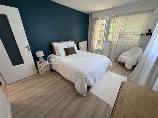 Dans l'un des cadres les plus recherchés d'Étiolles, (Résidence Les Bois du Cerf) reconnue pour son environnement verdoyant, son calme, sa qualité de vie ainsi que ses activités (Piscine, Tennis, Parc privé, Boulangerie, Golf à proximité...) venez découvrir ce charmant appartement F3 de 81m², situé au 1er étage d'une résidence parfaitement entretenue.

L'appartement se compose d'une entrée de 6m² avec placards desservant un agréable séjour lumineux de 22m², ouvrant sur un balcon de 8,5m², idéal pour profiter des beaux jours en toute tranquillité.
Vous disposerez également d'une cuisine indépendante de 8m².
L'espace nuit comprend deux grandes chambres de 15m² et 16m², une salle de bains de 6m² ainsi qu'un WC indépendant.

Vous bénéficierez également :
Un box fermé de 16m², idéal pour stationner un véhicule ou bénéficier d'un espace de rangement supplémentaire.
Une cave de 8m², parfaite pour le stockage.
Un cellier privatif de 18m², un véritable atout offrant un important volume de rangement, rare sur le secteur.

Charges de copropriété : 260€ / mois, comprenant l'entretien des parties communes et l'eau froide.
Taxe foncière : 1400€

LES BONUS :
* Double vitrage PVC
* Volets roulants électrique
* Nombreux espaces verts à proximité
* Écoles, commerces et services accessibles rapidement
* Accès rapide à la N104, l'A6 et l'A5
* À quelques minutes de la gare RER D Évry-Val de Seine
* Centre commercial Carré Sénart à moins de 15 minutes
* Proximité de la forêt de Sénart et des bords de Seine, parfaits pour les promenades et les activités de plein air.

Un bien rare sur le secteur, réunissant de beaux volumes, des annexes particulièrement recherchées et un cadre de vie privilégié. Une visite s'impose pour découvrir tout son potentiel !

Disponible 7jrs/7 n'hésitez pas à me contacter pour plus d'informations et organiser une visite.

VIDÉO DISPONIBLE EN LIEN SUR L’ANNONCE OU SUR DEMANDE

>> 100% OUVERT AU PARTAGE INTER AGENCE !! <<
