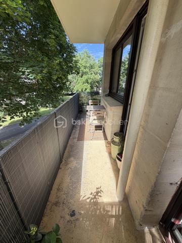 Dans l'un des cadres les plus recherchés d'Étiolles, (Résidence Les Bois du Cerf) reconnue pour son environnement verdoyant, son calme, sa qualité de vie ainsi que ses activités (Piscine, Tennis, Parc privé, Boulangerie, Golf à proximité...) venez découvrir ce charmant appartement F3 de 81m², situé au 1er étage d'une résidence parfaitement entretenue.

L'appartement se compose d'une entrée de 6m² avec placards desservant un agréable séjour lumineux de 22m², ouvrant sur un balcon de 8,5m², idéal pour profiter des beaux jours en toute tranquillité.
Vous disposerez également d'une cuisine indépendante de 8m².
L'espace nuit comprend deux grandes chambres de 15m² et 16m², une salle de bains de 6m² ainsi qu'un WC indépendant.

Vous bénéficierez également :
Un box fermé de 16m², idéal pour stationner un véhicule ou bénéficier d'un espace de rangement supplémentaire.
Une cave de 8m², parfaite pour le stockage.
Un cellier privatif de 18m², un véritable atout offrant un important volume de rangement, rare sur le secteur.

Charges de copropriété : 260€ / mois, comprenant l'entretien des parties communes et l'eau froide.
Taxe foncière : 1400€

LES BONUS :
* Double vitrage PVC
* Volets roulants électrique
* Nombreux espaces verts à proximité
* Écoles, commerces et services accessibles rapidement
* Accès rapide à la N104, l'A6 et l'A5
* À quelques minutes de la gare RER D Évry-Val de Seine
* Centre commercial Carré Sénart à moins de 15 minutes
* Proximité de la forêt de Sénart et des bords de Seine, parfaits pour les promenades et les activités de plein air.

Un bien rare sur le secteur, réunissant de beaux volumes, des annexes particulièrement recherchées et un cadre de vie privilégié. Une visite s'impose pour découvrir tout son potentiel !

Disponible 7jrs/7 n'hésitez pas à me contacter pour plus d'informations et organiser une visite.

VIDÉO DISPONIBLE EN LIEN SUR L’ANNONCE OU SUR DEMANDE

>> 100% OUVERT AU PARTAGE INTER AGENCE !! <<