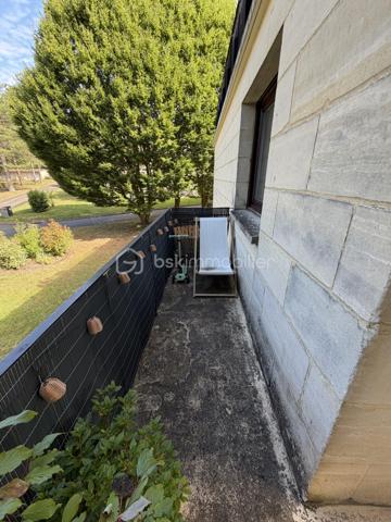 Dans l'un des cadres les plus recherchés d'Étiolles, (Résidence Les Bois du Cerf) reconnue pour son environnement verdoyant, son calme, sa qualité de vie ainsi que ses activités (Piscine, Tennis, Parc privé, Boulangerie, Golf à proximité...) venez découvrir ce charmant appartement F3 de 81m², situé au 1er étage d'une résidence parfaitement entretenue.

L'appartement se compose d'une entrée de 6m² avec placards desservant un agréable séjour lumineux de 22m², ouvrant sur un balcon de 8,5m², idéal pour profiter des beaux jours en toute tranquillité.
Vous disposerez également d'une cuisine indépendante de 8m².
L'espace nuit comprend deux grandes chambres de 15m² et 16m², une salle de bains de 6m² ainsi qu'un WC indépendant.

Vous bénéficierez également :
Un box fermé de 16m², idéal pour stationner un véhicule ou bénéficier d'un espace de rangement supplémentaire.
Une cave de 8m², parfaite pour le stockage.
Un cellier privatif de 18m², un véritable atout offrant un important volume de rangement, rare sur le secteur.

Charges de copropriété : 260€ / mois, comprenant l'entretien des parties communes et l'eau froide.
Taxe foncière : 1400€

LES BONUS :
* Double vitrage PVC
* Volets roulants électrique
* Nombreux espaces verts à proximité
* Écoles, commerces et services accessibles rapidement
* Accès rapide à la N104, l'A6 et l'A5
* À quelques minutes de la gare RER D Évry-Val de Seine
* Centre commercial Carré Sénart à moins de 15 minutes
* Proximité de la forêt de Sénart et des bords de Seine, parfaits pour les promenades et les activités de plein air.

Un bien rare sur le secteur, réunissant de beaux volumes, des annexes particulièrement recherchées et un cadre de vie privilégié. Une visite s'impose pour découvrir tout son potentiel !

Disponible 7jrs/7 n'hésitez pas à me contacter pour plus d'informations et organiser une visite.

VIDÉO DISPONIBLE EN LIEN SUR L’ANNONCE OU SUR DEMANDE

>> 100% OUVERT AU PARTAGE INTER AGENCE !! <<