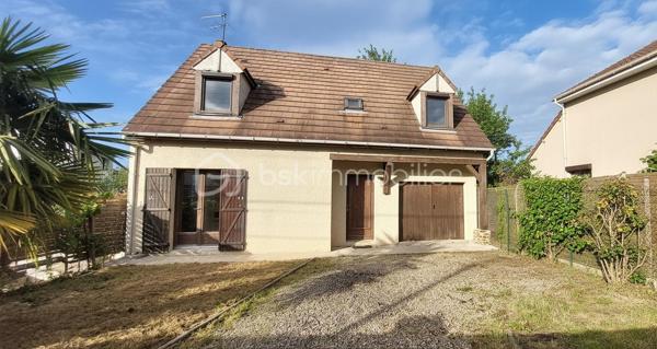 A Wissous, dans un secteur pavillonnaire particulièrement recherché, découvrez cette charmante maison de 118m² de surface au sol sur un terrain de 468 m². 
Au rez-de-chaussée, vous trouverez une grande entrée avec une belle hauteur sous plafond, qui mène à un salon/salle à manger avec cheminée, donnant un accès direct à la terrasse et au grand jardin.  La cuisine attenante s'accompagne d'une arrière-cuisine de 10m², parfaite pour un espace rangement et buanderie. Des WC complètent ce niveau.
À l’étage, trois chambres, une salle de bain et des WC séparés constituent l'espace nuit.
La maison est également équipée d'un garage de 15m², sans oublier la possibilité de garer 2 autres voitures dans la propriété.
Avec quelques rafraîchissements et un peu de rénovation, vous pourrez personnaliser cette maison selon vos goûts pour créer des espaces intérieurs et extérieurs qui vous ressemblent. Certaines photos proposent d'ailleurs des suggestions d'aménagement pour vous aider à vous projeter.
Vous profiterez d’un environnement calme et familial, tout en bénéficiant d'une proximité immédiate des commerces, des écoles et des transports : accès rapide aux principaux axes routiers, aux RER B et C, ainsi qu’à l’aéroport d’Orly, et à la future ligne 18 du Grand Paris Express. À noter également l'ouverture du nouveau collège en septembre 2026.
Contactez-moi dès maintenant pour plus d’informations ou pour organiser une visite.