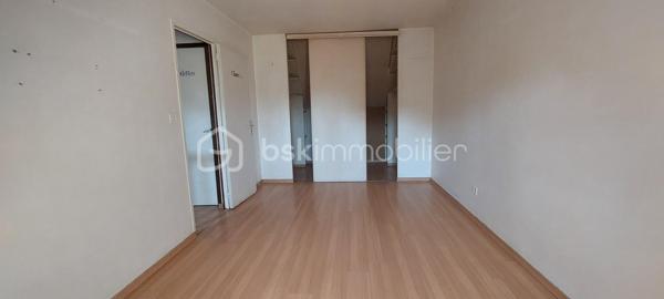 A Wissous, dans un secteur pavillonnaire particulièrement recherché, découvrez cette charmante maison de 118m² de surface au sol sur un terrain de 468 m². 
Au rez-de-chaussée, vous trouverez une grande entrée avec une belle hauteur sous plafond, qui mène à un salon/salle à manger avec cheminée, donnant un accès direct à la terrasse et au grand jardin.  La cuisine attenante s'accompagne d'une arrière-cuisine de 10m², parfaite pour un espace rangement et buanderie. Des WC complètent ce niveau.
À l’étage, trois chambres, une salle de bain et des WC séparés constituent l'espace nuit.
La maison est également équipée d'un garage de 15m², sans oublier la possibilité de garer 2 autres voitures dans la propriété.
Avec quelques rafraîchissements et un peu de rénovation, vous pourrez personnaliser cette maison selon vos goûts pour créer des espaces intérieurs et extérieurs qui vous ressemblent. Certaines photos proposent d'ailleurs des suggestions d'aménagement pour vous aider à vous projeter.
Vous profiterez d’un environnement calme et familial, tout en bénéficiant d'une proximité immédiate des commerces, des écoles et des transports : accès rapide aux principaux axes routiers, aux RER B et C, ainsi qu’à l’aéroport d’Orly, et à la future ligne 18 du Grand Paris Express. À noter également l'ouverture du nouveau collège en septembre 2026.
Contactez-moi dès maintenant pour plus d’informations ou pour organiser une visite.