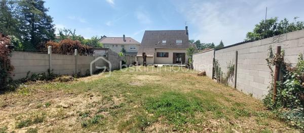 A Wissous, dans un secteur pavillonnaire particulièrement recherché, découvrez cette charmante maison de 118m² de surface au sol sur un terrain de 468 m². 
Au rez-de-chaussée, vous trouverez une grande entrée avec une belle hauteur sous plafond, qui mène à un salon/salle à manger avec cheminée, donnant un accès direct à la terrasse et au grand jardin.  La cuisine attenante s'accompagne d'une arrière-cuisine de 10m², parfaite pour un espace rangement et buanderie. Des WC complètent ce niveau.
À l’étage, trois chambres, une salle de bain et des WC séparés constituent l'espace nuit.
La maison est également équipée d'un garage de 15m², sans oublier la possibilité de garer 2 autres voitures dans la propriété.
Avec quelques rafraîchissements et un peu de rénovation, vous pourrez personnaliser cette maison selon vos goûts pour créer des espaces intérieurs et extérieurs qui vous ressemblent. Certaines photos proposent d'ailleurs des suggestions d'aménagement pour vous aider à vous projeter.
Vous profiterez d’un environnement calme et familial, tout en bénéficiant d'une proximité immédiate des commerces, des écoles et des transports : accès rapide aux principaux axes routiers, aux RER B et C, ainsi qu’à l’aéroport d’Orly, et à la future ligne 18 du Grand Paris Express. À noter également l'ouverture du nouveau collège en septembre 2026.
Contactez-moi dès maintenant pour plus d’informations ou pour organiser une visite.