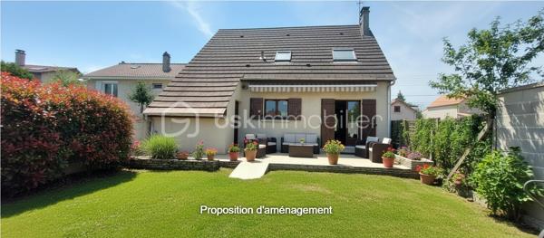 A Wissous, dans un secteur pavillonnaire particulièrement recherché, découvrez cette charmante maison de 118m² de surface au sol sur un terrain de 468 m². 
Au rez-de-chaussée, vous trouverez une grande entrée avec une belle hauteur sous plafond, qui mène à un salon/salle à manger avec cheminée, donnant un accès direct à la terrasse et au grand jardin.  La cuisine attenante s'accompagne d'une arrière-cuisine de 10m², parfaite pour un espace rangement et buanderie. Des WC complètent ce niveau.
À l’étage, trois chambres, une salle de bain et des WC séparés constituent l'espace nuit.
La maison est également équipée d'un garage de 15m², sans oublier la possibilité de garer 2 autres voitures dans la propriété.
Avec quelques rafraîchissements et un peu de rénovation, vous pourrez personnaliser cette maison selon vos goûts pour créer des espaces intérieurs et extérieurs qui vous ressemblent. Certaines photos proposent d'ailleurs des suggestions d'aménagement pour vous aider à vous projeter.
Vous profiterez d’un environnement calme et familial, tout en bénéficiant d'une proximité immédiate des commerces, des écoles et des transports : accès rapide aux principaux axes routiers, aux RER B et C, ainsi qu’à l’aéroport d’Orly, et à la future ligne 18 du Grand Paris Express. À noter également l'ouverture du nouveau collège en septembre 2026.
Contactez-moi dès maintenant pour plus d’informations ou pour organiser une visite.